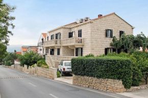  Apartments with a parking space Supetar, Brac - 5676  Супетар